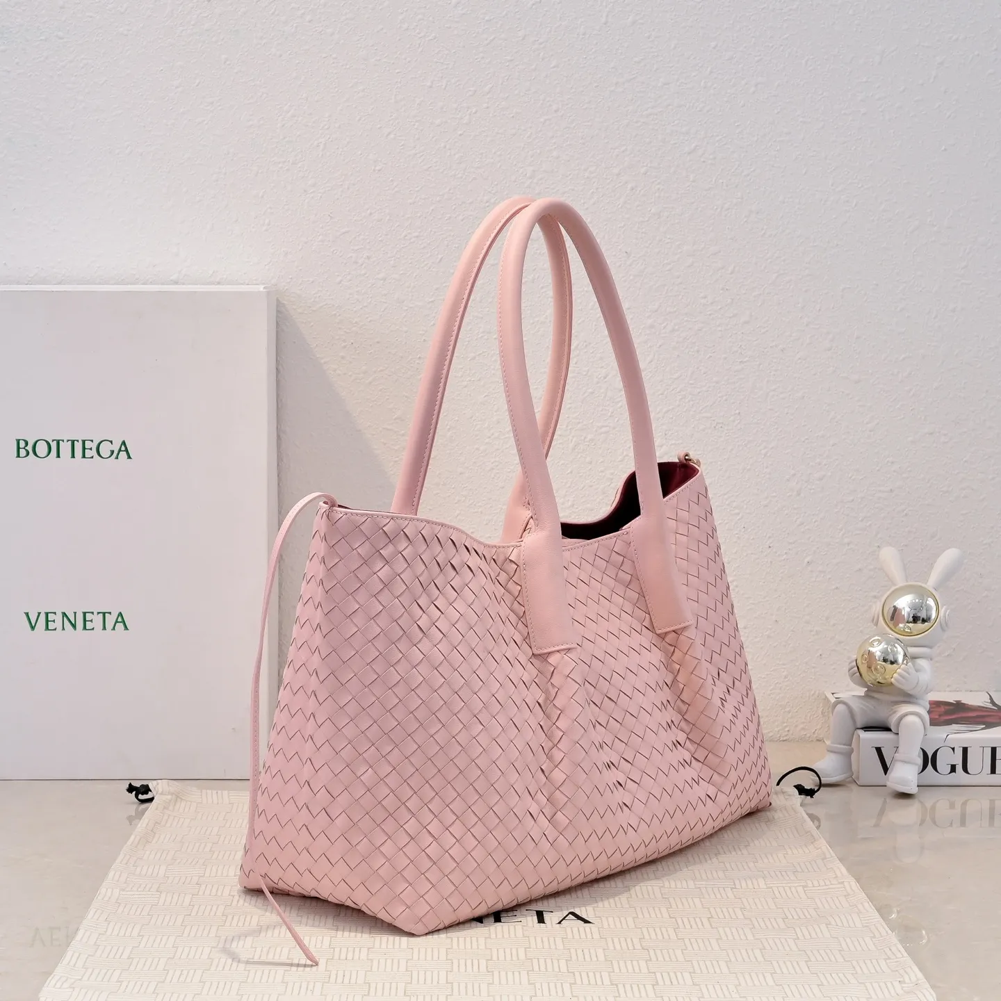 Batch 2660 Bv 2025 early spring series Pinacoteca medium tote handbag. The front is made of classic Intreccia woven cow leather. It is low-key and luxurious. The flip side is made of warm suede. It instantly switches to a lazy and casual style. It has a large internal capacity. It is no pressure to carry a computer for commuting. It is also thoughtfully matched with a small detachable bag. It feels full and full of security. The woven texture is so delicate that you can't put it down. The highlight is that it is super versatile. Come and get your new bag😝 Model: 7166 Size: 23*43*14.5cm